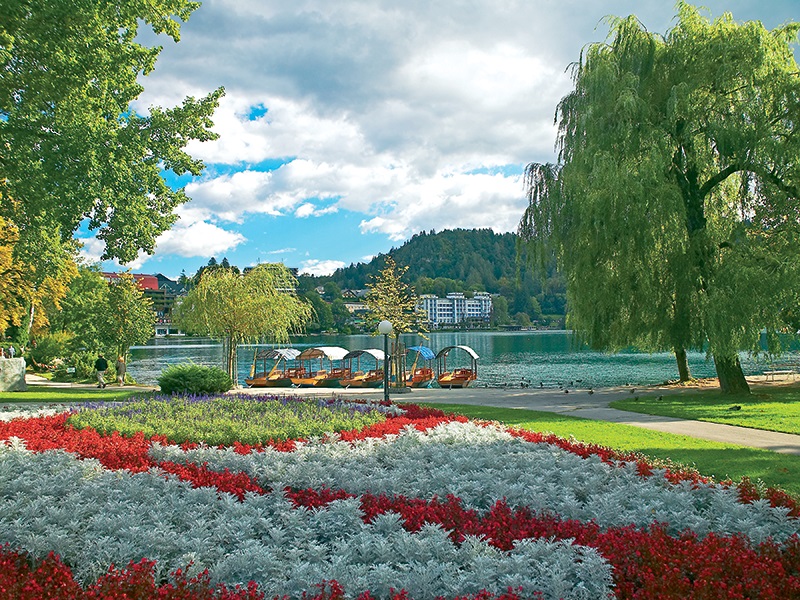 Zdraviliški park Bled s pogledom na jezero in pletne