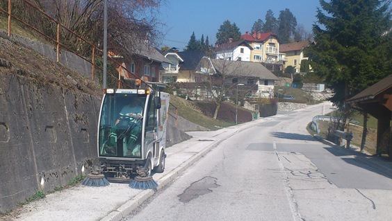 Spomladansko pometanje pločnikov