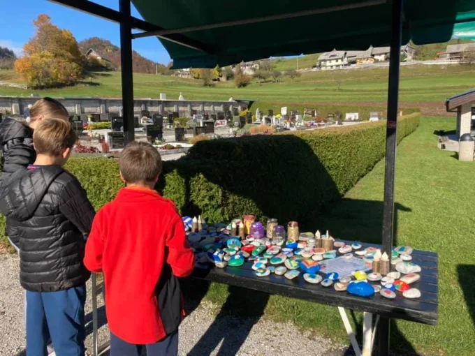 Stojnica s poslikanimi kamnečki na pokopališču